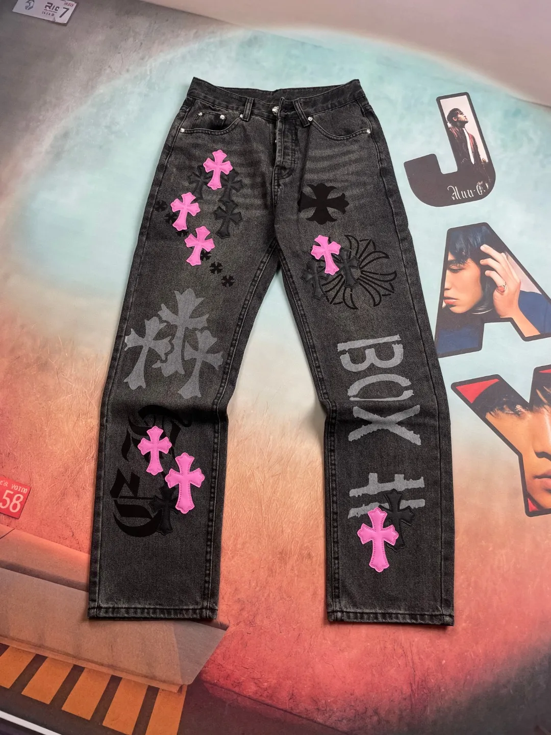 🅿️290 🔘Style number-KL113 🔘Croxin𝐂𝐡𝐫𝐨𝐦𝐞 𝐇𝐞𝐚𝐫𝐭 24SS custom-made printed purple leather limited edition jeans* In the Croxin series, these pants are directly "killing" with their appearance! In terms of color, it is one of a kind and stands out among other items. The fabric is made of beaded canvas and has been heavily washed. The upper body is not only full of texture, but also soft and skin-friendly, with excellent breathability. In terms of cutting, the trousers use three-dimensional cutting technology to create a straight trousers shape that is suitable for various body types. In addition, the hardware is customized according to the genuine ZP, and is paired with an ingenious customized small leather label, showing high-end design and details. The entire trousers are neatly routed and finely crafted, fully displaying the beauty of simplicity. In terms of style, it perfectly interprets the concept of genderless dressing. Whether it is a boy or a girl, it can be easily worn and exudes a super A aura.  Size: S M L XL XXL (28.30.32.34.36) Color: Black